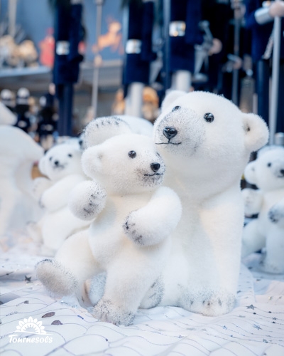 Peluches ours polaires exposées au marché de Noël Jardineries Tournesols.